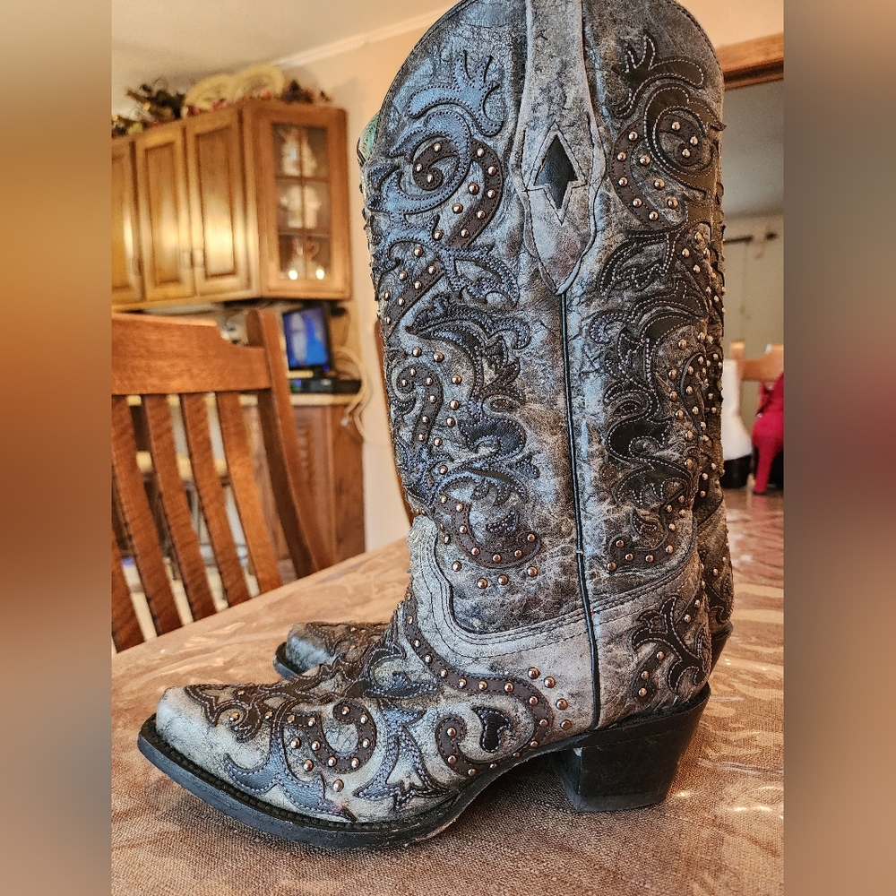 CORRAL leather western embroidered boots. Gray with turquoise inside. Size 8